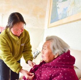 三十年如一日，许花梅的孝心与坚持