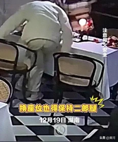 情侣餐厅吃烛光晚餐，男生头发被点燃，女友超淡定一把拿起花拍灭